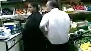 القضيب الكبير لصاحب المتجر يملأ الشرموطة المصرية في فيلم إباحي مكثف