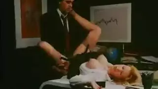 بورن إيطالي رجعي: مساعدة عاهرة تتوسل لقضيب المدير الصلب في العمل