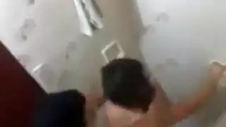 أفلام جنس محارم هندية ساخنة: الأخ يهاجم فرج أخته الضيق في فيلم إباحي