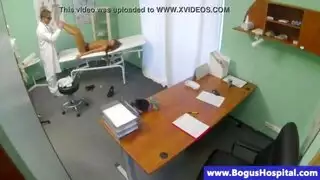 خيال طبي: طبيب ينك مريضة بلسانه في فرجها المبلول