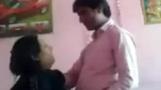 علاقة صريحة: زوجة الأخ تخدم قضيبًا باكستانيًا بفمها