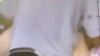 راكب الدراجة النارية الناضجة الإيطالية الكرة لعق