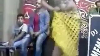 فتاة مصرية ممتلئة الجسم ترقص عارية – مستعدة لعلاقة جنسية قوية