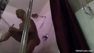 فانتازيا مكتبية بين الإناث: جلسة فرك مهبل رطب بين نيكيتا وكارلي