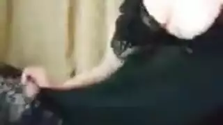 راقصة مصرية تخلع كل ملابسها وتفتح ساقيها بالكامل