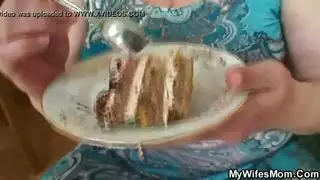 زوجة مثيرة تركب بقوة حتى ترهق ساقيها