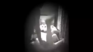 فتاة آسيوية في عزلة بورن خام في موقع التخييم