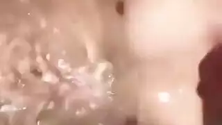 العاهرة الآسيوية لا تتوقف عن مص القضيب الضخم على الأريكة