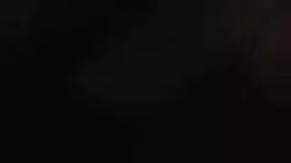 شقراء مراهقة صاخبة تتعرى وتحك بظرها