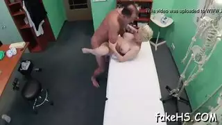 رفيقة غرفة خبيرة تعلم تقنيات تمديد الشرج والمهبل بالكامل