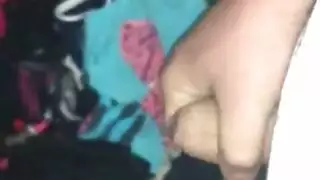 سراويل أمي المسحوبة جانباً لجنس صريح