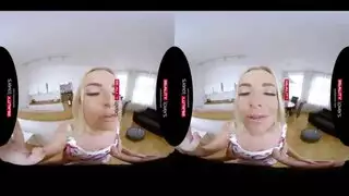 إيلاج مزدوج لمراهقة شقراء بقضيبين كبيرين وصارمين