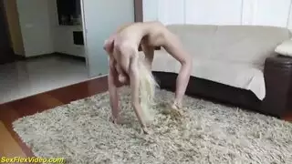 عاهرة مرنة تُقيد وتُضاجع بشدة من قبل فحل