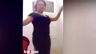 رقصة مصرية مغرية وجماع كلابي عنيف
