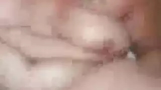 امرأة ممتلئة الجسم تدعو شابين لقضاء ليلة جنسية مثلثة