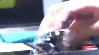 تدليك مزدوج: يد على كسها وقدميها على قضيبه النابض