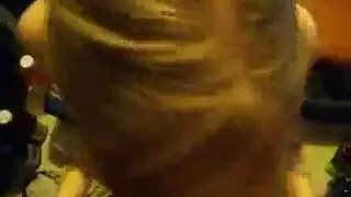 من نردية إلى وقحة: فتاة شقراء مدمنة على المص والجماع