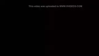 زوجة عاهرة مثيرة تأخذ لعبة عملاقة في فرجها الطامع