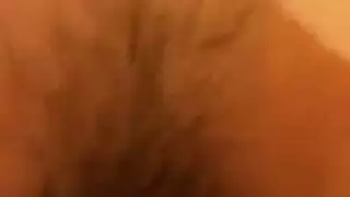 فتاة آسيوية وشقراء عاهرة تتبادلان قبلات جامحة في الكعب العالي