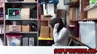 فتاة عربية تقدم مص عميق مثير