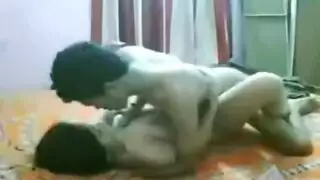 سكس هندي رومانسي صريح: طالبة الجامعة تأخذ قضيب حبيبها