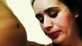 فتاة شابة تخدم قضيب الرجل العجوز بفمها الرطب