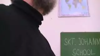 امتحان فموي إباحي من المعلم: ابتلاع قضيبه الكبير من أجل الدرجة