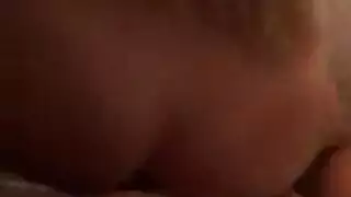 نكاح حنجرة محرم: تأخذه بشراهة خلف ظهر صديقته