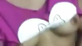 بنت جالسه على القضيب وتجيب شهوتها