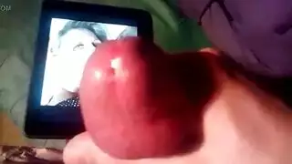 سيدة سيئة في جوارب طويلة ضيق هي استمناء أمام الكاميرا، استمناء سالبايا