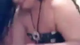 شاب يمارس الجنس بقوة مع امرأة أكبر، يتحسس أثداءها الكبيرة بعمق