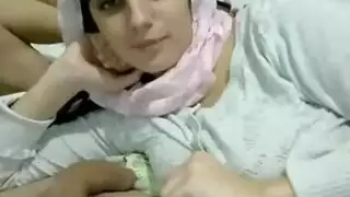 مراهقة محجبة تُمارس الجنس بقوة في جلسة كاميرا مباشرة