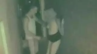 شرج مزدوج ونكاية بالآلة مع شقراء تئن في زي السجن