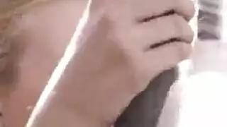 ‫أثداء طبيعية ضخمة على فتاة غنية تُغطى بالسائل المنوي في السرير‬