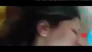 أم مثيرة تختنق بقضيب سميك مع شاب عاري مثير