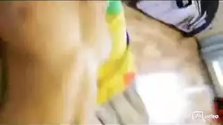 عاهرة مراهقة تتعرض فتحاتها الضيقة للتحطيم