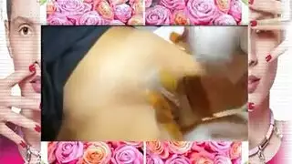 عاهرة ذات مؤخرة سمينة وحلمات معدنية تأخذ شرجاً على الطاولة