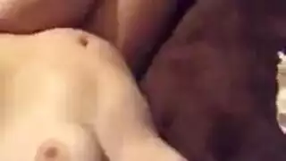 مدمنة الصالة تبلع قضيباً قاسياً وتحصل على صدر مليء بالسائل المنوي