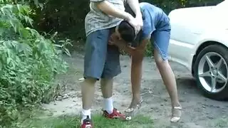 كاميرا خفية إكس إكس إكس: فرنسية تأخذ قضيباً في السيارة ثم تمصه في الغابة