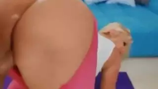 مشهد إباحي: رجل خبير ينيك فتيات مستعدات