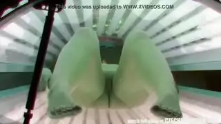 فتاة مرسومة تتعرى وتظهر ثدييها الطبيعيين الكبيرين