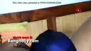 تنتشر امرأة سمراء حلوة مع الثدي الصغيرة والإصبع بالإصبع بوسها أمام الكاميرا