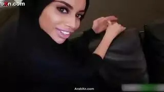 عاهرة متزوجة تخون زوجها لتعطي حبيبها عرضًا إباحيًا