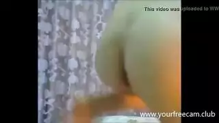 العشيق الشاب يمارس الجنس بقوة مع امرأة يابانية ناضجة في مشهد إباحي صريح