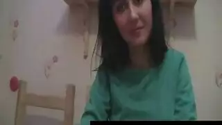 سمراء مثيرة تواجه رجلين غرباء لجماع مزدوج صريح