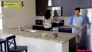 بتمص وجاب اللبن على صدرها