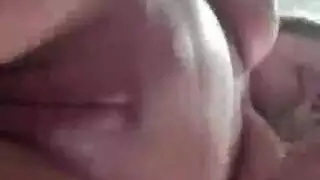 مرح تبول ذهبي: فتاة شقراء تغمر المجفف