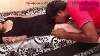 فتاة مفلسة تهز ثدييها بينما يضاجعها عميلها بوحشية في وضعية المبشر