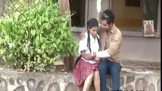 فتيات صغيرات يمارسن الشرج في فيلم سحاقي مشعر