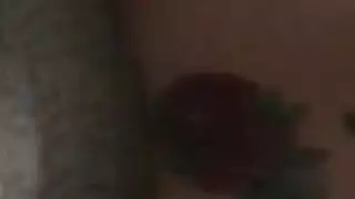 فتاة آسيوية مع مسرحيات نحيفة الثدي